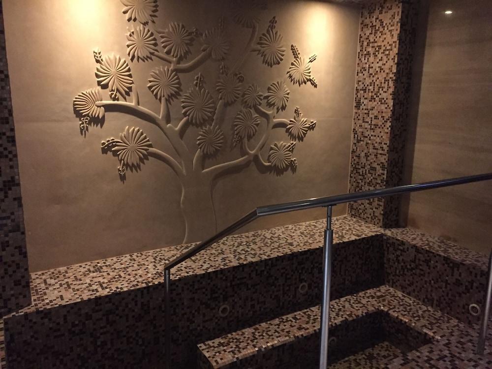 Surat Marriott Hotel Eksteriør bilde