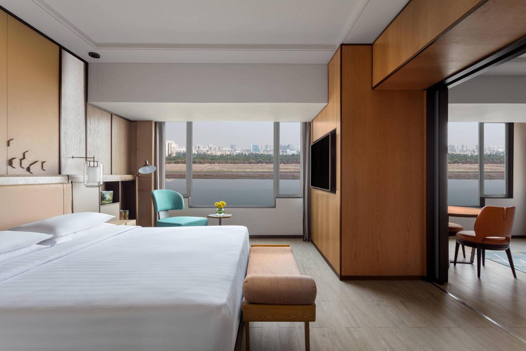Surat Marriott Hotel Eksteriør bilde
