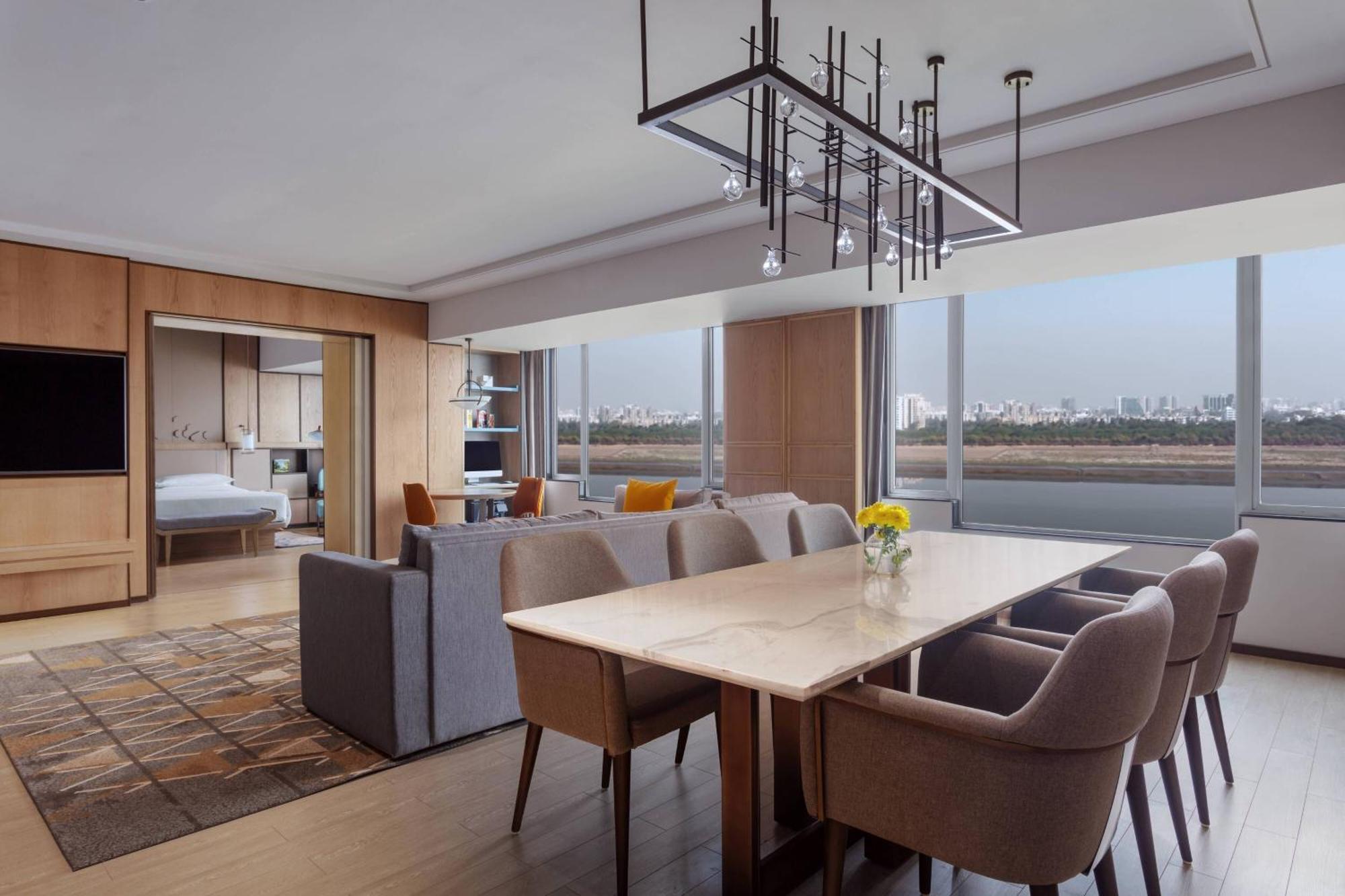 Surat Marriott Hotel Eksteriør bilde