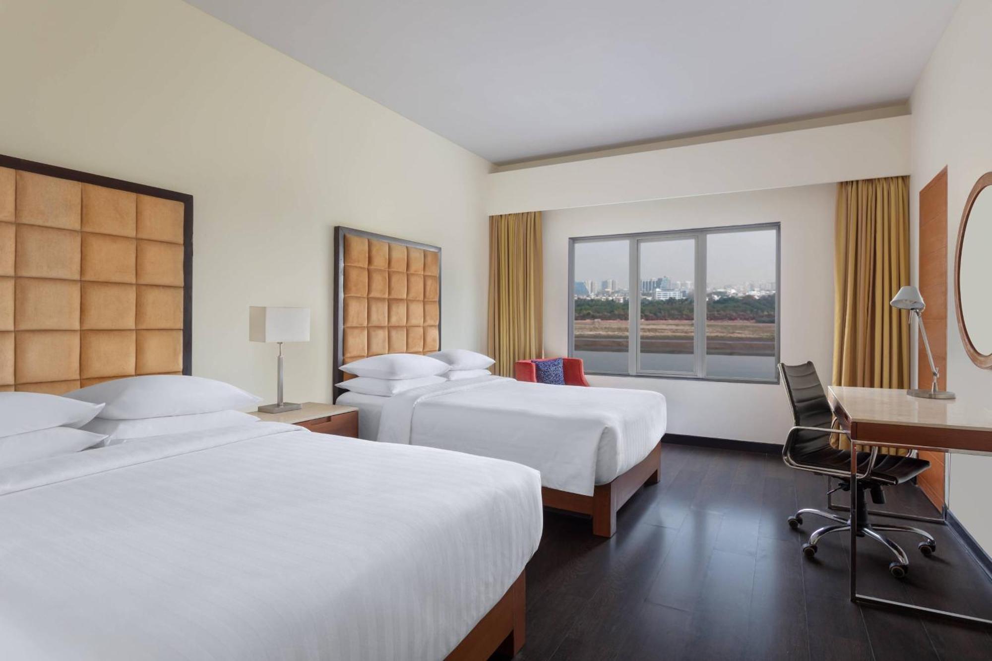 Surat Marriott Hotel Eksteriør bilde