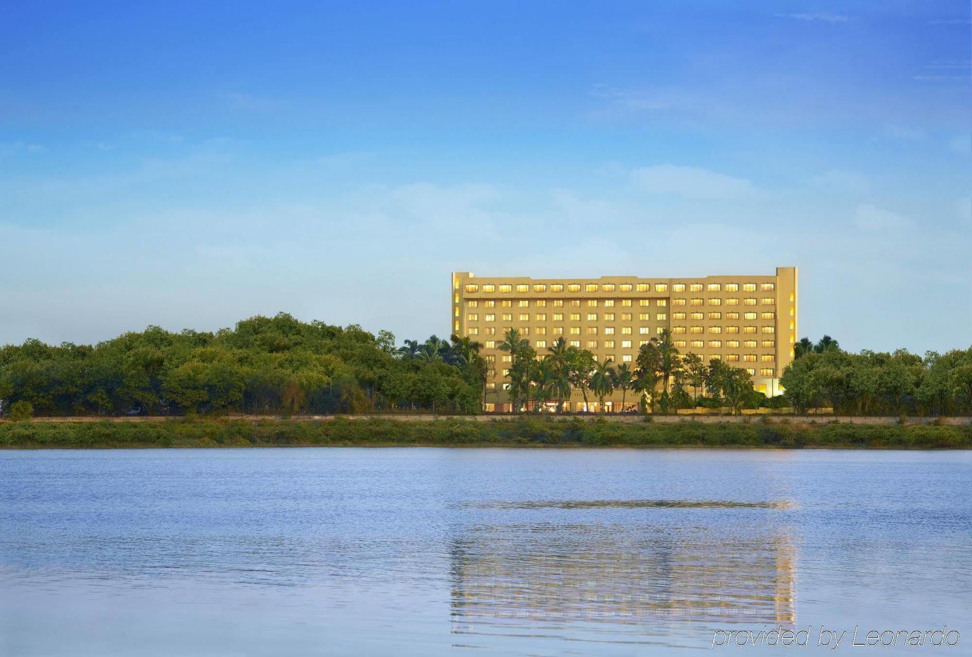 Surat Marriott Hotel Eksteriør bilde