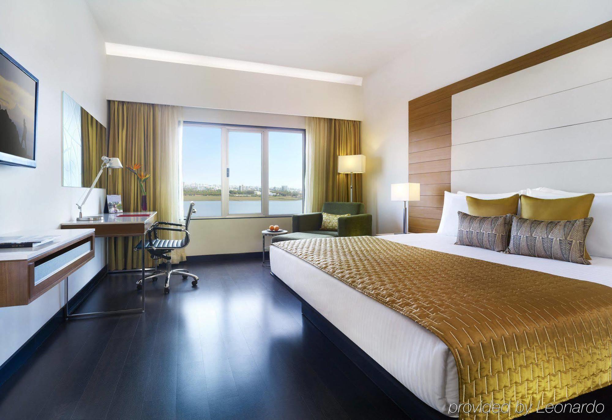 Surat Marriott Hotel Eksteriør bilde