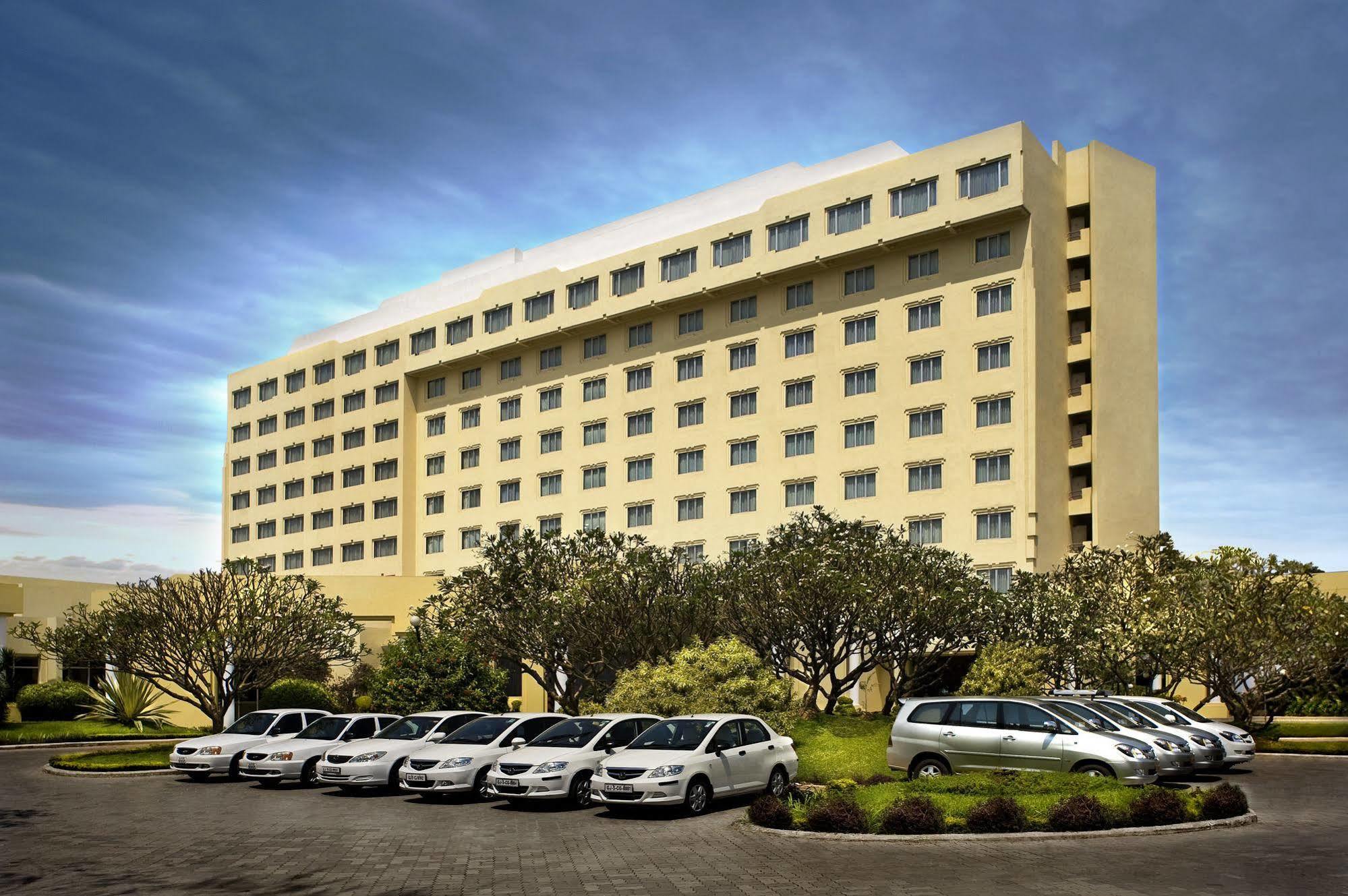 Surat Marriott Hotel Eksteriør bilde