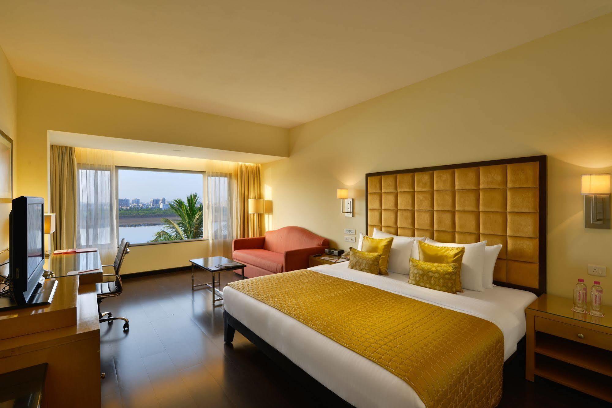 Surat Marriott Hotel Eksteriør bilde