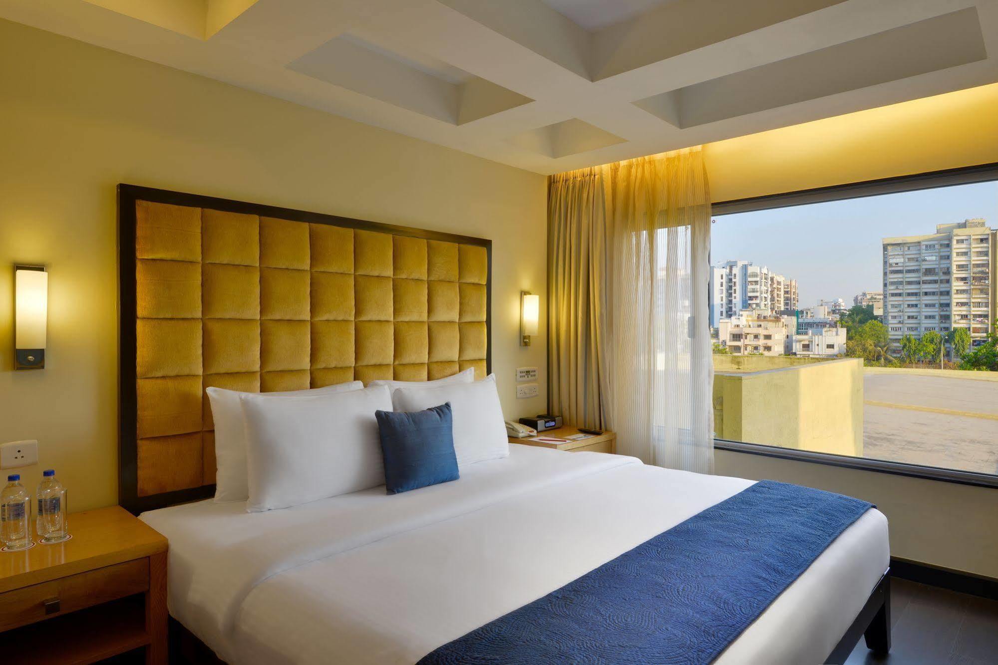 Surat Marriott Hotel Eksteriør bilde